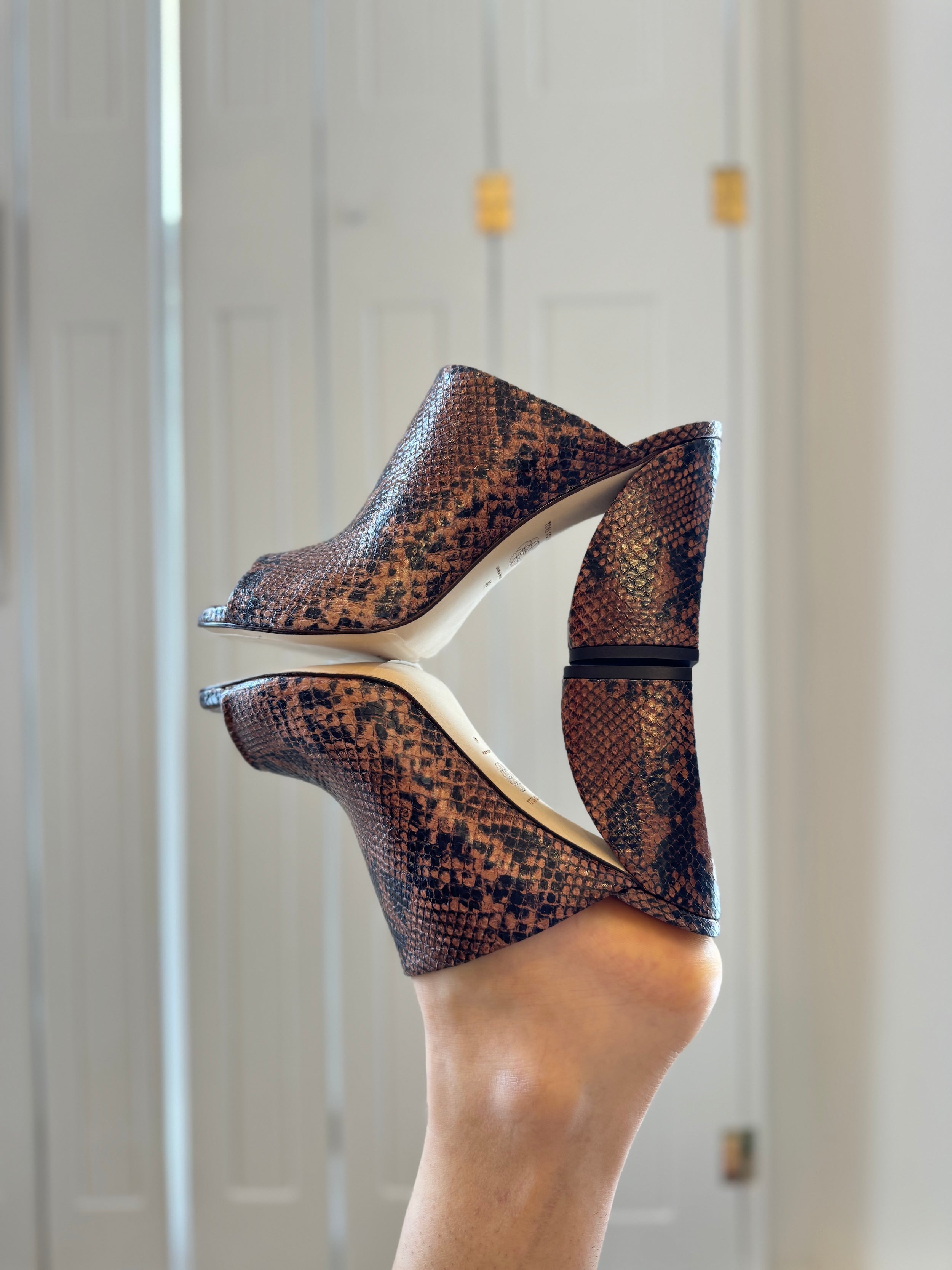 JIN JIN Pumps - Taupe Snake